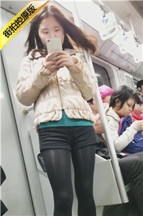 4K-白色羽绒服街拍黑丝美眉[624M/MP4]