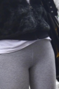 柔软灰色呢绒紧身裤大妹子的前三角[MP4/250MB]