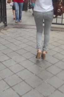 灰色紧身牛仔小妹下班回家[47.6M/MP4]