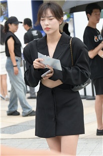 美腿美足轻熟女【套图+视频】3A6843[2.61G]