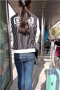 紧身蓝色牛仔裤眼镜小妹在等车[1.05G/MP4]