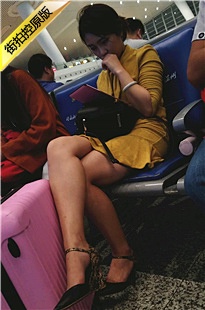 4K-车站候车的黄色连衣裙妩媚MM[1.12G/MP4]