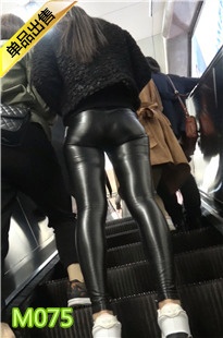 4K-黑色紧绷皮裤细腿小翘臀美眉M075[1.05G]