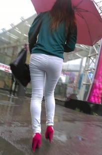 雨中性感高挑身材美女的紧身白裤[118M/MP4]