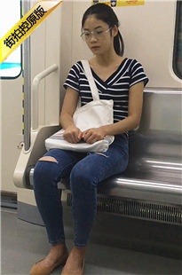 地铁蓝色紧身牛仔裤文静美女[341M/AVI]