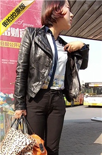 焦急找车的皮衣黑裤小肥妞[418M/MP4]