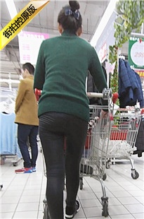 紧身皮裤女人带孩子逛超市[844M/MP4]