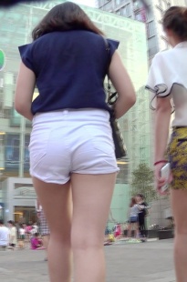 丰满的紧臀白裤美眉[398M/MTS]