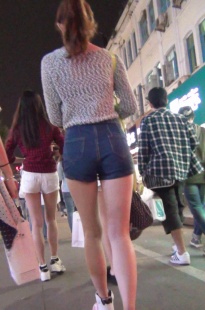 背包包的高挑热裤小妹[229M/M2TS]