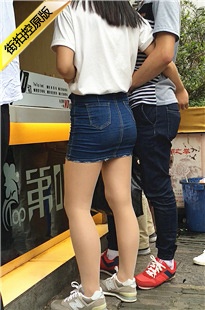 街拍肉丝牛仔紧绷包臀裙美眉[280M/MOV]