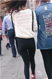 近拍黑色打底裤小妹[165M/MP4]