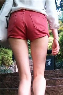 爬山遇见一长腿热裤小洋妹[148M/MP4]