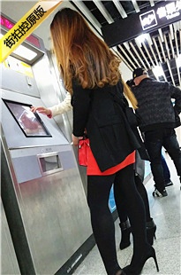 跟拍两个靓丽金发黑色SW性感MT美女[620M/MP4]