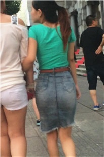 丰满翘臀牛仔裙美眉[333M/MOV]