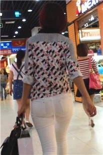 白裤美妇走起路来摇曳生姿[204M/MOV]