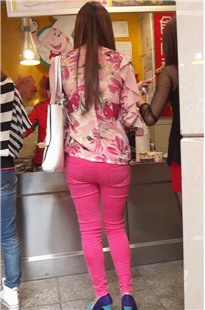 等公交粉红铅笔裤美妇[273M/MTS]