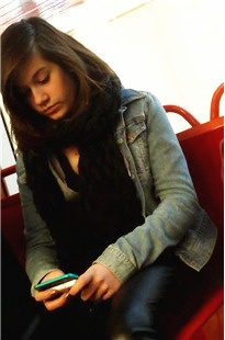 可爱的年轻美眉紧身皮裤[100M/AVI]