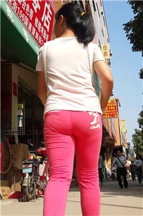 刚发育的粉裤紧绷翘臀小妹妹[812M/MP4]