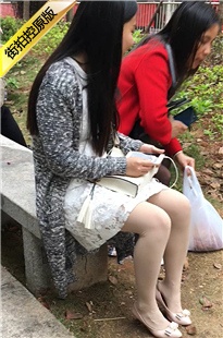 路边坐在石椅上休息的长发妹子[151M/MOV]