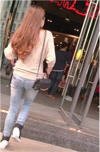 牛仔裤小妹步伐轻盈[70.8M/MP4]