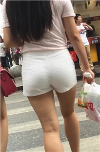 娇小的白色短裤MM [178M/MOV]