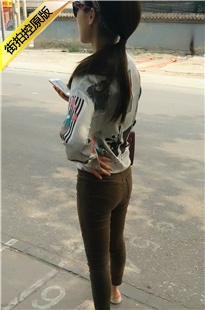 等车的紧裤时尚墨镜shaofu[1.13G/MP4]