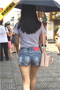 蓝色牛仔紧身热裤美女极品翘臀扭得很诱惑[699M/MOV]