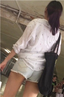 水洗牛仔热裤美女，浅路月牙[463M/MOV]