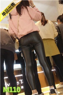 4K-黑色紧身皮裤细腿员翘臀美眉M110[1.71G]