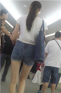 美女的修长MT是那么引人注目啊[631M/AVI]