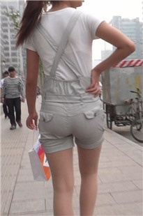 圆润背带热裤妹妹，时不时回头看我[141M/MTS]