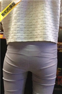 玩投篮机的紫色紧身裤xinggan紧臀漂亮美女[535M/MOV]