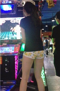 跳舞机上性感美女[471M/MOV]