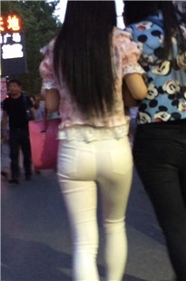 白色紧身铅笔裤紧裹圆臀美眉[168M/MOV]