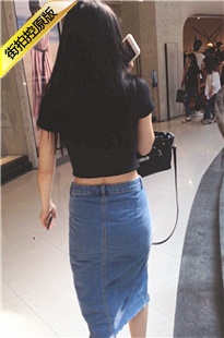 牛仔包臂裙美女边走边通电话[602M/MOV]