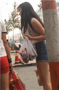 长发紧臀热裤美女[121M/MP4]