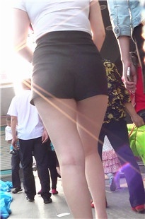 跟拍娇小宽臀热裤MM和细腿鲜嫩短裙美眉[645M/MTS]