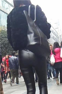 超长时间跟拍两个翘臀极品皮裤美眉[387M/MP4]