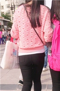 粉衣黑裤MM，美臀微翘[126M/MP4]