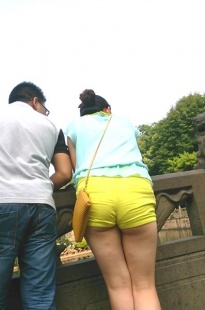 超短黄色热裤斯文的眼镜妹妹[251M/MP4]