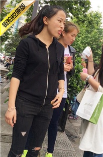 街拍黑色紧身牛仔裤饱满大PG马尾辫美眉[286M/MOV]