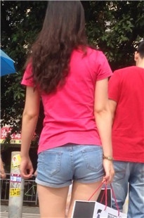 跟拍红衣热裤小妹，貌似被她男友发现了[70.4M/MOV]