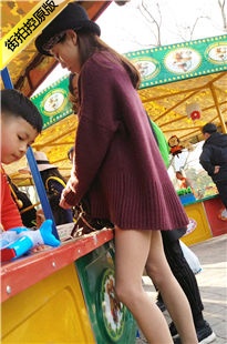 4K-紫色毛衣肉丝运动鞋极品美眉[899M/MP4]