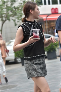 漂亮的长腿短裙混血美女3A2894[130M]