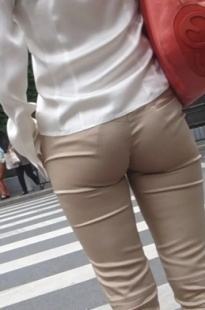 准备过马路的紧裤性感美女OLMM[20.6M/MP4]