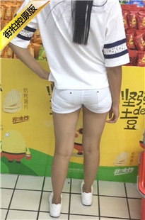 烤肉店遇到的白色热裤小妹[130M/MOV]