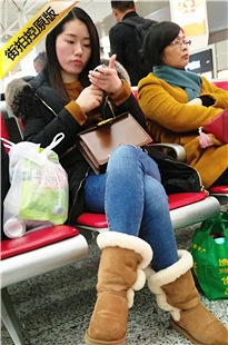 4K-火车站等车的紧身牛仔裤妹子[432M/MP4]