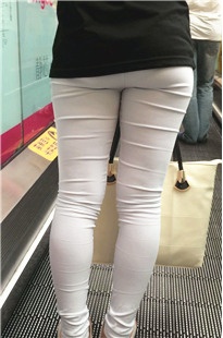 电梯包臀白裤MM，屁屁都扭变形了[111M/MOV]