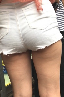 白色紧身牛仔热裤美眉[345M/MOV]