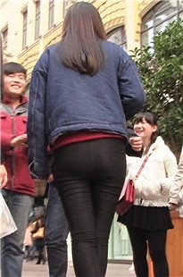 黑裤妹子街头交叉着腿与众男打情骂翘[413M/MTS]